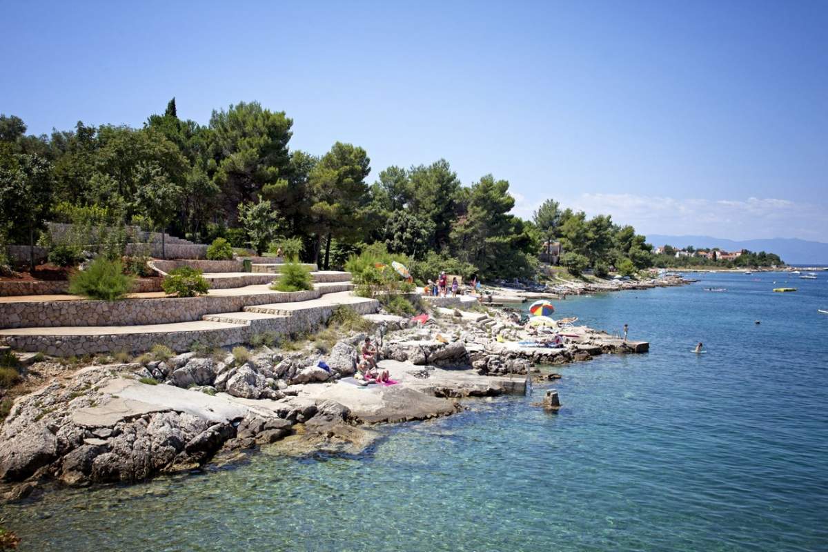 Stjenovite plaže u Malinskoj